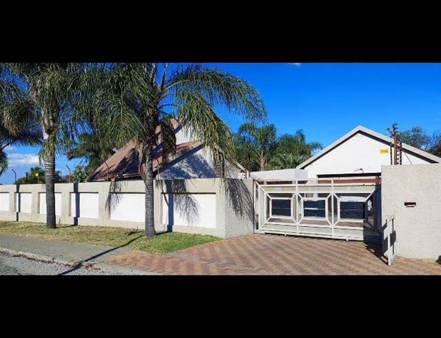 4 BEDROOM HOUSE FOR SALE IN VAN RIEBEECK PARK